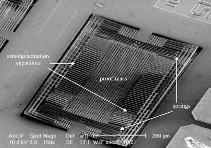 图 2. CMOS MEMS 加速度计的扫描电子显微照片 (SEM)。